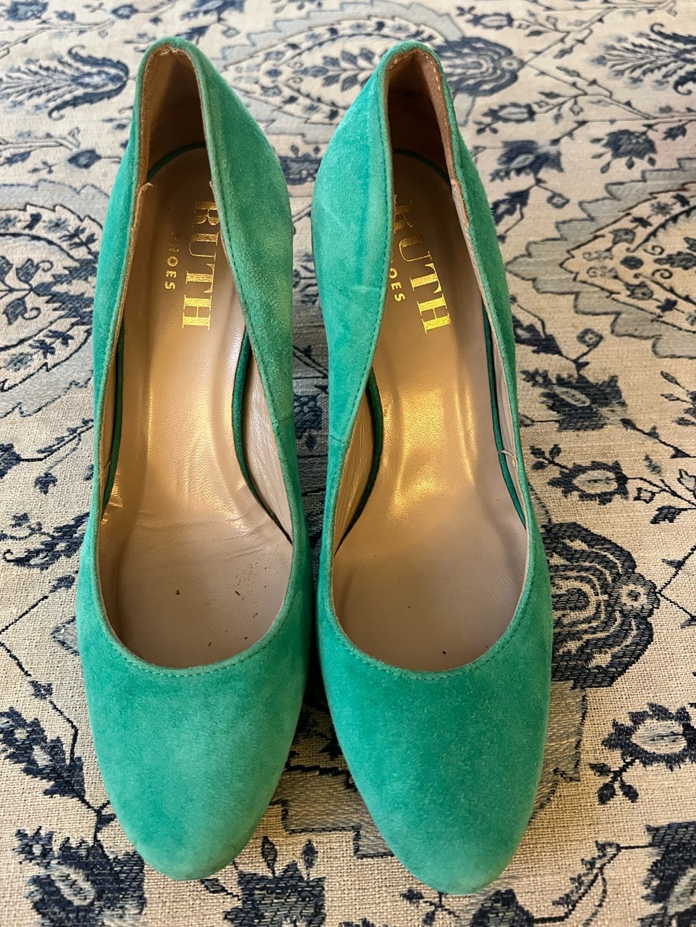 Ruth Shoes Mint green platform suede closed toe heels SZ 37 Euro 6 1/2-7 US